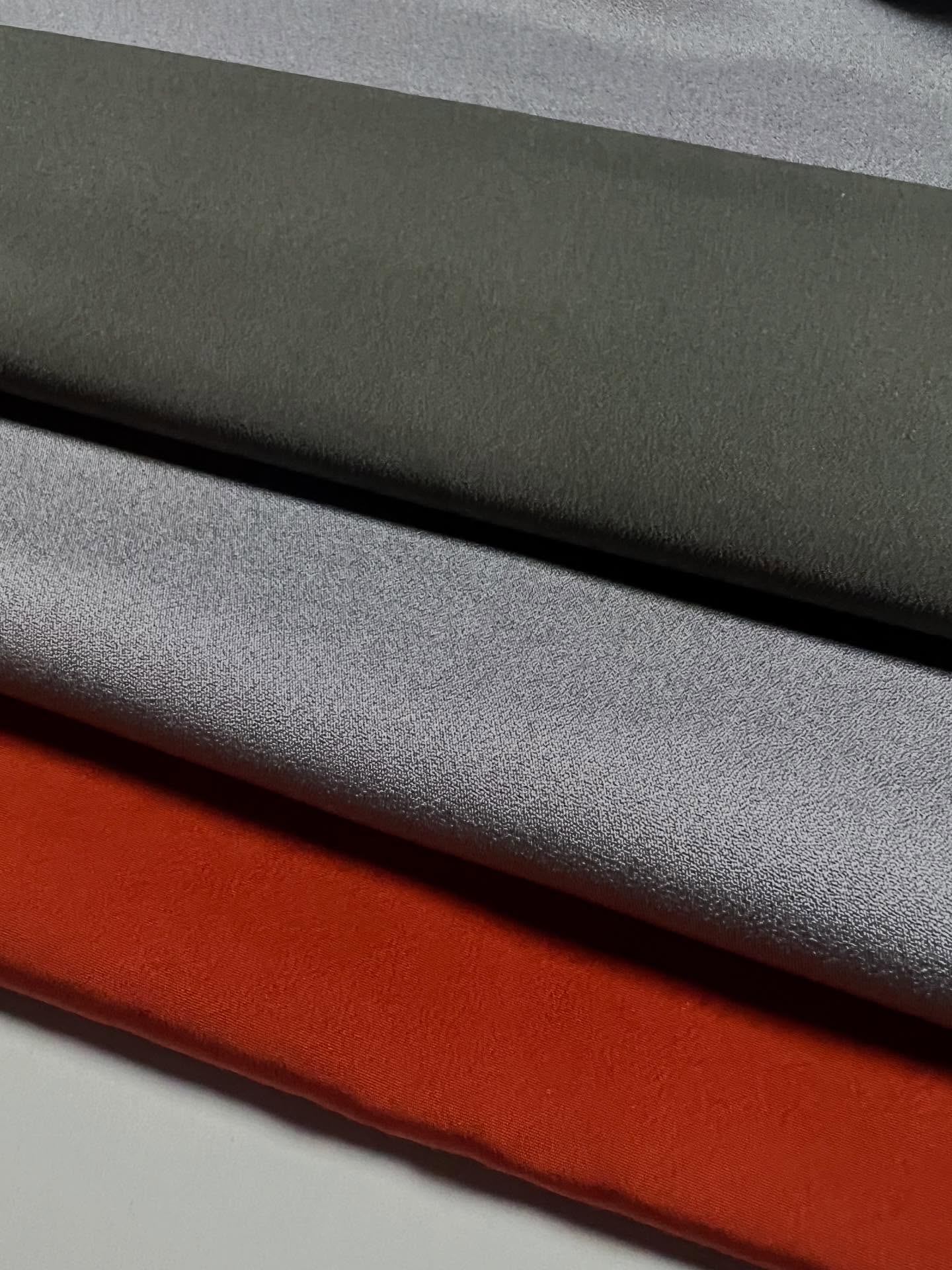 明日の宮島サロンでの桃の節句アート講座は木目のお雛様をご用意しています。そこに生きた花と着物の美しい色を襲ねてください。花で、春を表現しますので屏風に見立てた額は是非お好きな色で。渋い色目を背景に桃をいけるのも素敵。「襲(かさね)」は、日本独自の色彩文化のひとつであり、美意識を表す言葉。龍に衣。龍の衣はつまり鱗。龍の鱗は三角形で表現され鱗模様は未来永劫や永遠の繁栄を表す吉祥文様です。特に「襲」には想いを襲るという力強い意味が込められています。講義は華道の学びと共に襲色目のお話を。北京大学でも教鞭をとった伸先生。皆様には襲の奥深さを体感していただきます。春の色を一緒に知りましょう。知れば楽しい。しかしそれにとらわれず知ったその上で、お好きな色をかさねてください。お時間許す限りおいくつでも。#medellサロン宮島 #豊かな時間